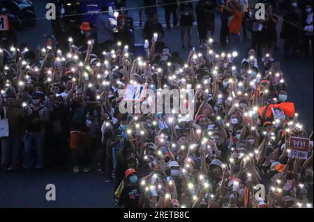 Bangkok, Thaïlande. 29 juillet 2023. Les manifestants, dirigés par Sombat Bunngamanong, se sont rassemblés à l'intersection d'Asoke avant de marcher vers des activités, debout en lettres à l'intersection de Ratchaprasong, une distance totale de 3,8 kilomètres, debout en forme de H (en thaï) que les sénateurs voient le chef du peuple qui élit le premier ministre. (Image de crédit : © Adirach Toumlamoon/Pacific Press via ZUMA Press Wire) USAGE ÉDITORIAL SEULEMENT! Non destiné à UN USAGE commercial ! Banque D'Images