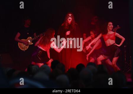 29 juillet 2023, Saxe-Anhalt, Harzgerode : Falko Illing (M) dans le rôle de Mephisto interprète une scène de l'opéra rock 'Faust I'. La cour du château à Harzgerode a servi de toile de fond à 'Faust - The Rock Opera' pour la première fois. La production reprend les textes originaux de Goethe et offre un divertissement musical turbulent avec un mélange de théâtre classique et de musique rock et pop moderne. Après une pause de plusieurs années due à la pandémie, l’ensemble reprend la scène pour la première fois. Dans les mois à venir, d'autres représentations sont prévues dans la région du Harz et dans d'autres endroits. Photo : Banque D'Images
