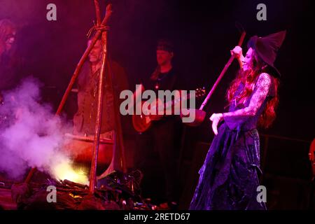 29 juillet 2023, Saxe-Anhalt, Harzgerode : les acteurs interprètent une scène de l'opéra rock 'Faust I'. La cour du château à Harzgerode a servi de toile de fond à 'Faust - The Rock Opera' pour la première fois. La production reprend les textes originaux de Goethe et offre un divertissement musical turbulent avec un mélange de théâtre classique et de musique rock et pop moderne. Après une pause de plusieurs années due à la pandémie, l’ensemble reprend la scène pour la première fois. Dans les mois à venir, d'autres représentations sont prévues dans la région du Harz et dans d'autres endroits. Photo : Matthias Bein/dpa/ZB Banque D'Images