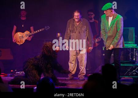 29 juillet 2023, Saxe-Anhalt, Harzgerode : les acteurs interprètent une scène de l'opéra rock 'Faust I'. La cour du château à Harzgerode a servi de toile de fond à 'Faust - The Rock Opera' pour la première fois. La production reprend les textes originaux de Goethe et offre un divertissement musical turbulent avec un mélange de théâtre classique et de musique rock et pop moderne. Après une pause de plusieurs années due à la pandémie, l’ensemble reprend la scène pour la première fois. Dans les mois à venir, d'autres représentations sont prévues dans la région du Harz et dans d'autres endroits. Photo : Matthias Bein/dpa/ZB Banque D'Images