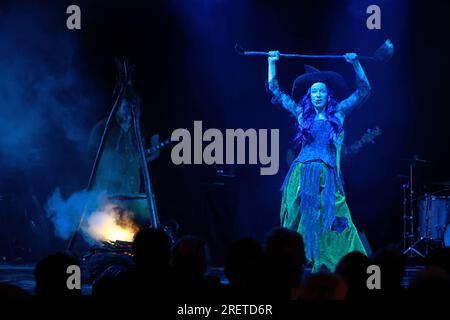 29 juillet 2023, Saxe-Anhalt, Harzgerode : une actrice joue une scène de l'opéra rock 'Faust I'. La cour du château à Harzgerode a servi de toile de fond à 'Faust - The Rock Opera' pour la première fois. La production reprend les textes originaux de Goethe et offre un divertissement musical turbulent avec un mélange de théâtre classique et de musique rock et pop moderne. Après une pause de plusieurs années due à la pandémie, l’ensemble reprend la scène pour la première fois. Dans les mois à venir, d'autres représentations sont prévues dans la région du Harz et dans d'autres endroits. Photo : Matthias Bein/dpa/ZB Banque D'Images