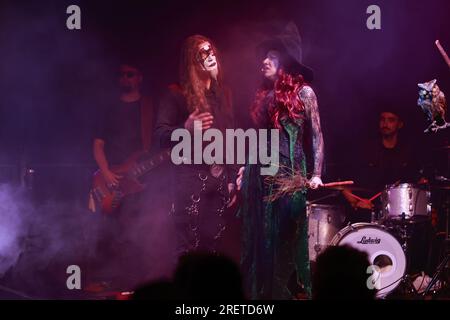 29 juillet 2023, Saxe-Anhalt, Harzgerode : Falko Illing (l) dans le rôle de Mephisto interprète une scène de l'opéra rock 'Faust I'. La cour du château à Harzgerode a servi de toile de fond à 'Faust - The Rock Opera' pour la première fois. La production reprend les textes originaux de Goethe et offre un divertissement musical turbulent avec un mélange de théâtre classique et de musique rock et pop moderne. Après une pause de plusieurs années due à la pandémie, l’ensemble reprend la scène pour la première fois. Dans les mois à venir, d'autres représentations sont prévues dans la région du Harz et dans d'autres endroits. Photo : Banque D'Images