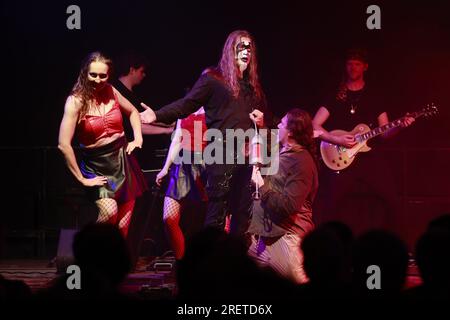 29 juillet 2023, Saxe-Anhalt, Harzgerode : Falko Illing (M) dans le rôle de Mephisto interprète une scène de l'opéra rock 'Faust I'. La cour du château à Harzgerode a servi de toile de fond à 'Faust - The Rock Opera' pour la première fois. La production reprend les textes originaux de Goethe et offre un divertissement musical turbulent avec un mélange de théâtre classique et de musique rock et pop moderne. Après une pause de plusieurs années due à la pandémie, l’ensemble reprend la scène pour la première fois. Dans les mois à venir, d'autres représentations sont prévues dans la région du Harz et dans d'autres endroits. Photo : Banque D'Images