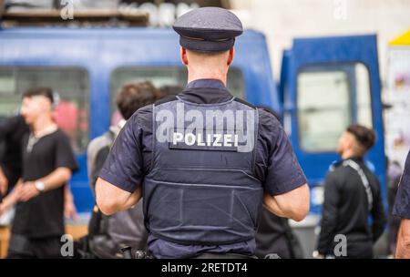 Munich, Bavière, Allemagne. 29 juillet 2023. Des officiers de la police bavaroise surveillent une manifestation à la Marienplatz de Munich. (Image de crédit : © Sachelle Babbar/ZUMA Press Wire) USAGE ÉDITORIAL SEULEMENT! Non destiné à UN USAGE commercial ! Banque D'Images