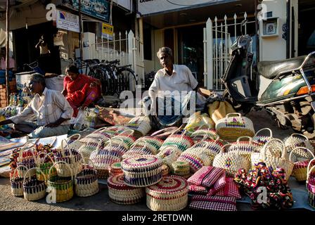 Un homme vendant des paniers de feuilles de palmier écologiques à Chennai, Tamil Nadu, Inde, Asie Banque D'Images