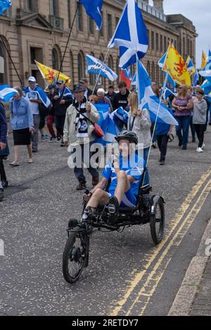 Ayr, Écosse, Royaume-Uni. 29 juillet 2023. Les militants pour l'indépendance écossaise marchent à travers la ville d'Ayr. Crédit : Richard Gass/Alamy Live News Banque D'Images