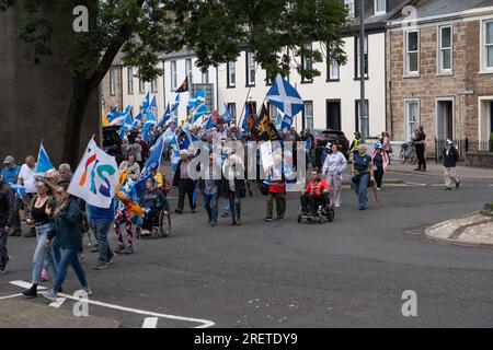 Ayr, Écosse, Royaume-Uni. 29 juillet 2023. Les militants pour l'indépendance écossaise marchent à travers la ville d'Ayr. Crédit : Richard Gass/Alamy Live News Banque D'Images