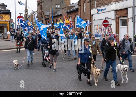Ayr, Écosse, Royaume-Uni. 29 juillet 2023. Les militants pour l'indépendance écossaise marchent à travers la ville d'Ayr. Crédit : Richard Gass/Alamy Live News Banque D'Images