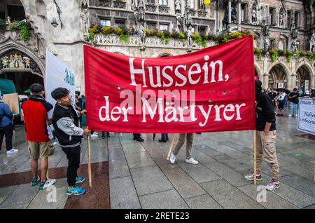 29 juillet 2023, Munich, Bavière, Allemagne : l'Ahlul Bayt Kulturverein Muenchen e.V. a organisé une Ashura Trauermarsch (marche funéraire) pour le troisième Imam de l'Islam chiite Husayn al Abidin- dit être un petit-fils de Mahomet dont la mort est l'une des sources des tensions chiites-sunnites. L'Ahlul Bayt Kulturverein est considéré comme étant lié ou étant une branche du régime iranien et est officiellement sous la tutelle de l'Islamische Gemeinschaft der Schiitischen Gemeinden (IGS) qui, dans le passé, a été lié à la démo controversée d'al-Quds Tag. Les marches de l'Ashura sont mieux connues comme les événements en Iran, Afghanistan, Banque D'Images