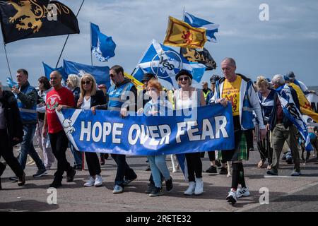 Ayr, Écosse, Royaume-Uni. 29 juillet 2023. Les militants pour l'indépendance écossaise marchent à travers la ville d'Ayr. Crédit : Richard Gass/Alamy Live News Banque D'Images