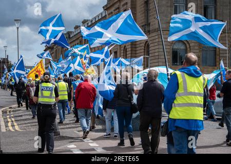 Ayr, Écosse, Royaume-Uni. 29 juillet 2023. Les militants pour l'indépendance écossaise marchent à travers la ville d'Ayr. Crédit : Richard Gass/Alamy Live News Banque D'Images