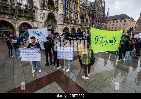 29 juillet 2023, Munich, Bavière, Allemagne : l'Ahlul Bayt Kulturverein Muenchen e.V. a organisé une Ashura Trauermarsch (marche funéraire) pour le troisième Imam de l'Islam chiite Husayn al Abidin- dit être un petit-fils de Mahomet dont la mort est l'une des sources des tensions chiites-sunnites. L'Ahlul Bayt Kulturverein est considéré comme étant lié ou étant une branche du régime iranien et est officiellement sous la tutelle de l'Islamische Gemeinschaft der Schiitischen Gemeinden (IGS) qui, dans le passé, a été lié à la démo controversée d'al-Quds Tag. Les marches de l'Ashura sont mieux connues comme les événements en Iran, Afghanistan, Banque D'Images