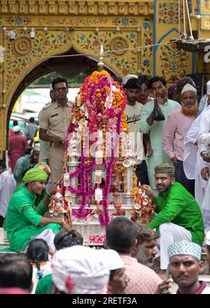 Ajmer, Rajasthan, Inde. 29 juillet 2023. Un Taziya d'argent centenaire à la porte principale du sanctuaire du 12e siècle de Khawaja Gharib Nawaz à Ajmer pour observer Muharram. (Image de crédit : © Shaukat Ahmed/Pacific Press via ZUMA Press Wire) USAGE ÉDITORIAL SEULEMENT! Non destiné à UN USAGE commercial ! Banque D'Images