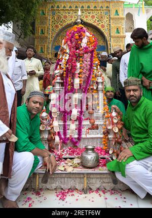 Ajmer, Rajasthan, Inde. 29 juillet 2023. Un Taziya d'argent centenaire à la porte principale du sanctuaire du 12e siècle de Khawaja Gharib Nawaz à Ajmer pour observer Muharram. (Image de crédit : © Shaukat Ahmed/Pacific Press via ZUMA Press Wire) USAGE ÉDITORIAL SEULEMENT! Non destiné à UN USAGE commercial ! Banque D'Images