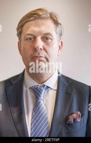 Magdeburg, Allemagne. 29 juillet 2023. Maximilian Krah, membre du comité exécutif fédéral de l’AfD de l’alternative pour l’Allemagne et membre du Parlement européen, en marge de la réunion électorale européenne au Magdeburg Trade Fair Center. Krah, membre du Parlement européen originaire de Saxe, a été élu premier candidat aux élections européennes. Crédit : Carsten Koall/dpa/Alamy Live News Banque D'Images