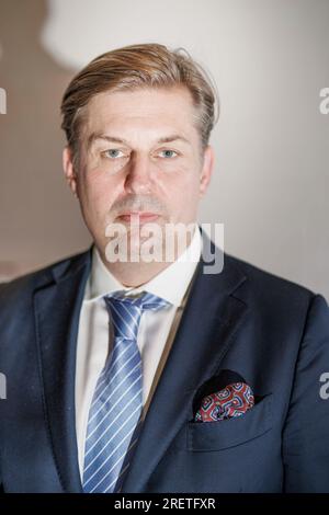 Magdeburg, Allemagne. 29 juillet 2023. Maximilian Krah, membre du comité exécutif fédéral de l’AfD de l’alternative pour l’Allemagne et membre du Parlement européen, en marge de la réunion électorale européenne au Magdeburg Trade Fair Center. Krah, membre du Parlement européen originaire de Saxe, a été élu premier candidat aux élections européennes. Crédit : Carsten Koall/dpa/Alamy Live News Banque D'Images