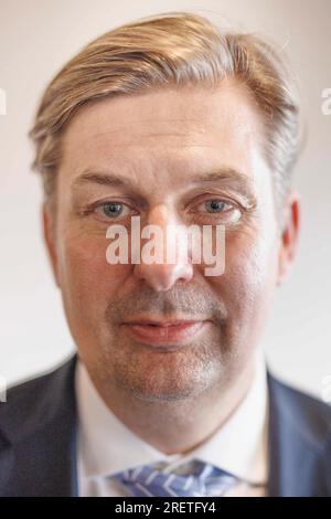 Magdeburg, Allemagne. 29 juillet 2023. Maximilian Krah, membre du comité exécutif fédéral de l’AfD de l’alternative pour l’Allemagne et membre du Parlement européen, en marge de la réunion électorale européenne au Magdeburg Trade Fair Center. Krah, membre du Parlement européen originaire de Saxe, a été élu premier candidat aux élections européennes. Crédit : Carsten Koall/dpa/Alamy Live News Banque D'Images