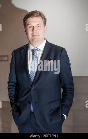 Magdeburg, Allemagne. 29 juillet 2023. Maximilian Krah, membre du comité exécutif fédéral de l’AfD de l’alternative pour l’Allemagne et membre du Parlement européen, en marge de la réunion électorale européenne au Magdeburg Trade Fair Center. Krah, membre du Parlement européen originaire de Saxe, a été élu premier candidat aux élections européennes. Crédit : Carsten Koall/dpa/Alamy Live News Banque D'Images