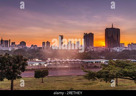 Nairobi paysage urbain capitale du Kenya gratte-ciel moderne Skyline architectural la capitale du Kenya Sunrise Sunset Sundowner Landmark Highrise Tall Highe Banque D'Images