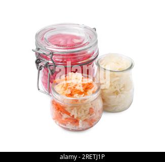Délicieuse choucroute préparée selon différentes recettes sur fond blanc Banque D'Images