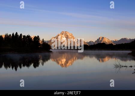 Montagnes reflétées dans la rivière Oxbow, Grand Tetons National Park Banque D'Images