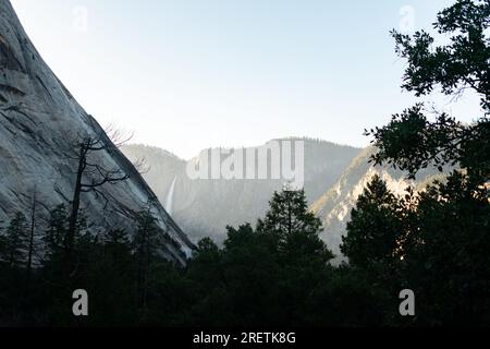 Derniers rayons sur la piste de brume de Yosemite, où les ombres et la lumière dansent parmi les sommets. Banque D'Images