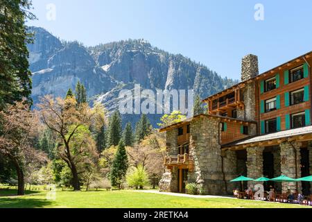 Journée ensoleillée dans un Lodge Yosemite avec vue sur la montagne. Banque D'Images