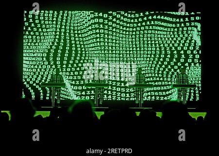 Sitges, Espagne. 29 juillet 2023. Ralf Hütter, Fritz Hilpert, Henning Schmitz et Falk Grieffenhagen du groupe allemand Kraftwerk se produisent lors du festival Jardins de Terramar à Sitges. Kraftwerk est un groupe allemand de musique électronique, né en 1970 à Düsseldorf et a été l'un des premiers groupes à populariser la musique électronique, considéré comme des pionniers du genre.dans les années 1970 et au début des années 1980, le son distinctif de Kraftwerk était révolutionnaire, et a eu un effet durable dans de nombreux genres de musique moderne. Crédit : SOPA Images Limited/Alamy Live News Banque D'Images