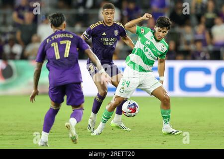 Orlando, Floride, États-Unis. 29 juillet 2023. Le milieu de terrain de Santos Laguna DIEGO MEDINA (24 ans) concourt pour le ballon lors de la seconde moitié du match de football 2023 Leagues Cup Orlando City vs Santos Laguna à l'Exploria Stadium d'Orlando, FL le 29 juillet 2023. (Image de crédit : © Cory Knowlton/ZUMA Press Wire) USAGE ÉDITORIAL SEULEMENT! Non destiné à UN USAGE commercial ! Banque D'Images