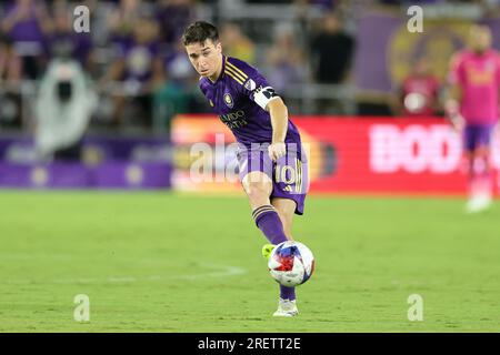 Orlando, Floride, États-Unis. 29 juillet 2023. Le milieu de terrain d'Orlando City MAURICIO PEREYRA (10 ans) passe le ballon lors de la seconde moitié du match de football Orlando City vs Santos Laguna 2023 au stade Exploria d'Orlando, FL le 29 juillet 2023. (Image de crédit : © Cory Knowlton/ZUMA Press Wire) USAGE ÉDITORIAL SEULEMENT! Non destiné à UN USAGE commercial ! Banque D'Images