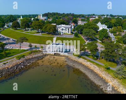 Vue aérienne du centre-ville historique de Plymouth, y compris le bâtiment Plymouth Rock sur le front de mer, Plymouth, Massachusetts ma, États-Unis. Banque D'Images