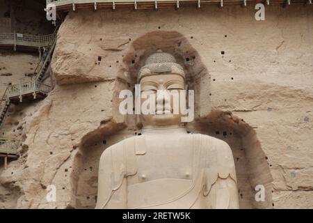 YONGJING, CHINE - 24 JUILLET 2023 - la sculpture en pierre et en argile de 27 mètres de haut du Bouddha géant Maitreya de la dynastie Tang est vue au temple Bingling i Banque D'Images
