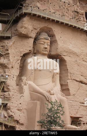 YONGJING, CHINE - 24 JUILLET 2023 - la sculpture en pierre et en argile de 27 mètres de haut du Bouddha géant Maitreya de la dynastie Tang est vue au temple Bingling i Banque D'Images