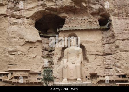 YONGJING, CHINE - 24 JUILLET 2023 - la sculpture en pierre et en argile de 27 mètres de haut du Bouddha géant Maitreya de la dynastie Tang est vue au temple Bingling i Banque D'Images