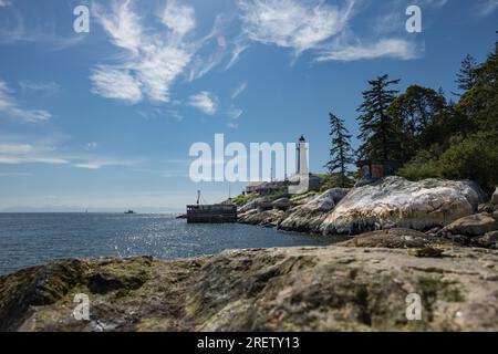 West Vancouver, Canada - 20 mai 2023 : point de vue du phare depuis East Beach Trail à l'intérieur du parc Lighthouse à West Vancouver Banque D'Images