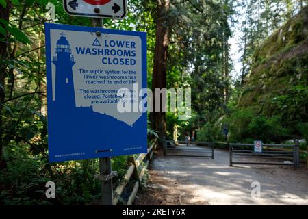 West Vancouver, Canada - 20 mai 2023 : vue du panneau toilettes inférieures fermées à l'intérieur du parc Lighthouse à West Vancouver Banque D'Images