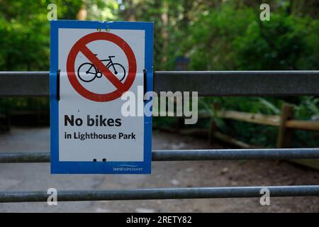 West Vancouver, Canada -20 mai 2023 : vue du panneau 'No Bikes' sur la clôture dans Lighthouse Park Banque D'Images