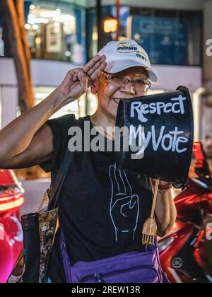 Bangkok, Thaïlande. 29 juillet 2023. Un partisan du parti Move Forward vu lors d'une manifestation à Ratchaprasong intersection. Les protestations de Bangkok commencent après que la candidate gagnante de la Thaïlande, Pita Limjaroenrat, le chef du parti Move Forward, a été empêchée de prendre le pouvoir par un vote parlementaire qui inclut des sénateurs nommés par l'armée. Crédit : SOPA Images Limited/Alamy Live News Banque D'Images