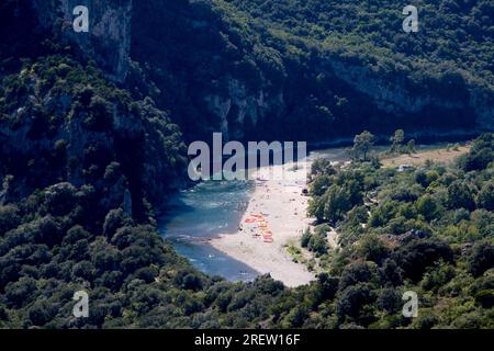 Kayakistes et amateurs d'eau profitant d'une journée d'été sur la rivière Ardèche dans le centre de la France Banque D'Images