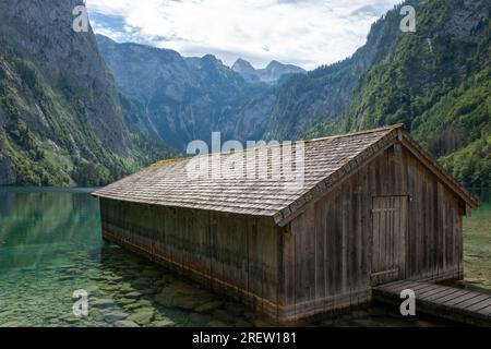 Maison de bateau en bois au lac Obersee dans Berchtesgaden en Allemagne entourée de montagnes majestueuses Banque D'Images