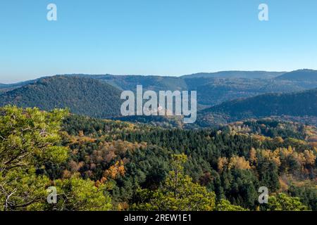 Château de Berwartstein dans la forêt du Palatinat en Allemagne, entouré de belles collines et d'une forêt apparemment sans fin Banque D'Images