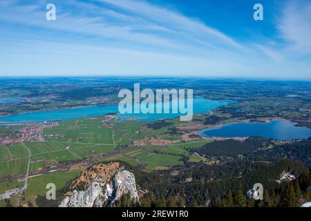 Vue imprenable sur les eaux turquoises et bleues des lacs Forggensee et Bannwaldsee depuis le sommet du Tegelberg dans les Alpes allemandes Banque D'Images
