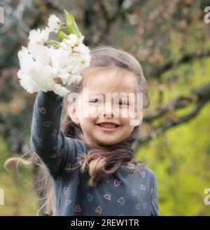 une jeune fille tient un bouquet de fleurs Banque D'Images