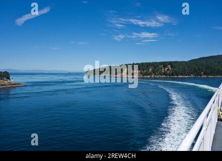 Vue d'un navire BC Ferry traversant le sud des îles Gulf en Colombie-Britannique, été 2023. Banque D'Images