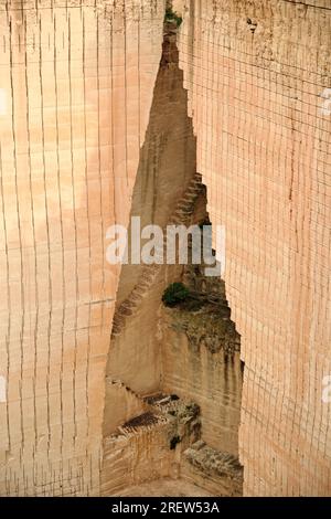 D'en haut du bâtiment en grès avec des colonnes et des détails sculptés dans Lithica Banque D'Images