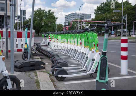 Allemagne , Berlin , 18.07.2023 , scooter électrique dans la zone de Berlin ville dans la zone de Berlin Ostbahnhof Banque D'Images