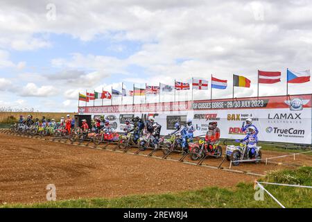 Salisbury, Royaume-Uni. 29 juillet 2023. Le départ de la première course qualificative lors du Championnat du monde de motocross Sidecar à Cusses Gorse, Salisbury, Royaume-Uni, le 30 juillet 2023. Photo de Phil Hutchinson. Usage éditorial uniquement, licence requise pour un usage commercial. Aucune utilisation dans les Paris, les jeux ou les publications d'un seul club/ligue/joueur. Crédit : UK Sports pics Ltd/Alamy Live News Banque D'Images