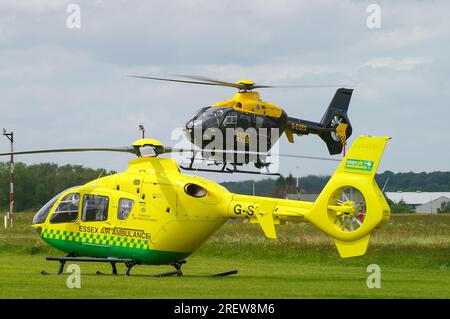 Essex Air Ambulance Eurocopter EC135 hélicoptère G-SSXX et Essex police Eurocopter EC135 hélicoptère G-ESEX atterrissant à l'aéroport de Southend, Essex, Royaume-Uni Banque D'Images