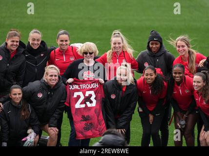 Melbourne, Australie. 30 juillet 2023. La ministre des Sports du Canada, Carla Qualtrough, pose pour une photo avec l'équipe canadienne lors d'une séance d'entraînement au Lakeside Stadium de Melbourne, le 30 juillet 2023, à la veille du match de la coupe du monde féminine de football entre le Canada et l'Australie. Crédit : Alamy Live News Banque D'Images