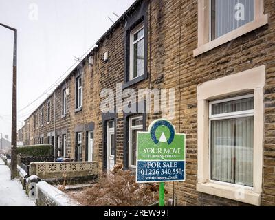 21 janvier 2018 - Wombwell, Barnsley, South Yorkshire, Royaume-Uni - Maison mitoyenne, une rangée, à vendre en hiver. Il y a de la neige sur le sol, sur le... Banque D'Images